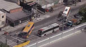 Bandidos sequestram seis ônibus que foram usados como barricadas improvisadas na Zona Norte do Rio