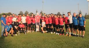 Sep 05, 2021 · 26 yaşında hayatını kaybeden futbolcu ediz bahtiyaroğlu, eskişehir başta olmak üzere bir çok kulübün formasını giymiş bir isimdi. Eskisehirsporlu Futbolcular Ediz I Unutmadi Trt Spor Turkiye Nin Guncel Spor Haber Kaynagi