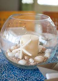 Maritime dekoration, wie muscheln, seesterne und sand bringen den sommer zu dir nach hause. Maritime Deko Im Wohnzimmer Goldfischglas Mit Sand Muscheln Duftkerze Dekoriert Bodenvasedekorieren Maritime Beach Centerpieces Nautical Decor Maritime Decor
