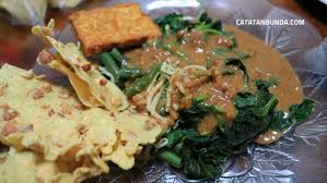 Soto selan berada di jalan depok semarang dengan harga yang lumayan murah untuk semangkok soto yang segar hangat di pagi hari. Pecel Bu Sumo Semarang Warung Tradisional Kegemaran Keluarga