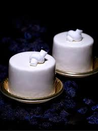 Angelique Violet Fleur De Mousse Au Chocolat Blanc Cassis Et Gelee De Fraise Coulis De Fraises Doigt Eponge Noiset Bakery Cakes Baking And Pastry Desserts