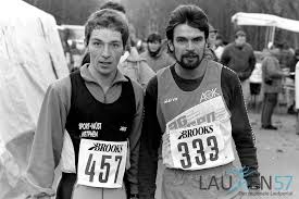 Seit der trennung der brüder dassler im streit in den 1940ern hatte die fortdauernde rivalität zwischen den unternehmen adidas und puma am gemeinsamen standort herzogenaurach eine anspannung nicht nur zwischen den beiden belegschaften, sondern auch unter der bevölkerung des ortes geschaffen, die sich erst seit etwa den 2000er jahren entspannte. Die Erfolgs Geschichte Des Cvjm Silvesterlaufs Laufen57