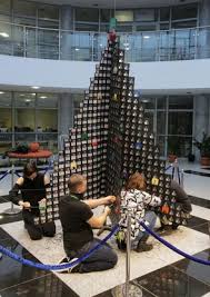 Pohon natal dari botol sprite : Nietypowa Choinka W Olsztynie Powstala Z Dyskietek Polsat News