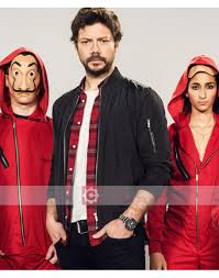 Álvaro morte ha lavorato in finlandia come professore ed esperto di shakespeare e del teatro elisabettiano.nel 2012 ha fondato la compagnia teatrale 300 pistolas ed ha iniziato a dirigere rappresentazioni teatrali come el lazarillo de tormes, la casa di bernarda alba o el perro del hortelano. Alvaro Morte Jacket Profesor Money Heist Jacket