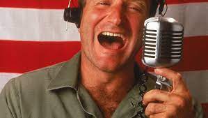 Walsh e bruno kirby.tratta della permanenza a saigon, durante la guerra del vietnam, del disc jockey dell'aviazione adrian cronauer, a cui viene affidata la conduzione della radio, che gli regala moltissima popolarità ma anche non pochi detrattori tra i suoi superiori. Good Morning Vietnam