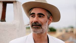 El polifacético e inclasificable Aaron Rux, junto a sus The Crying Cowboys,  nos regala 'Albino Rhino', un atractivo y original álbum (videoclip)