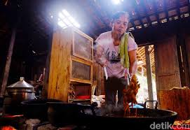 Jika ayam panggang pedas terdiri dari bumbu cabai merah bumbu rujak, sementara rasa gurih dihasilkan dari bumbu bawang. Ayam Panggang Mbok Denok Ayam Kampung Asli Dengan Bumbu Manis Gurih Meresap