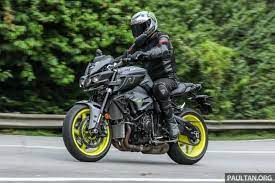 It is available in 2 colors, 1 variants in the malaysia. Review 2018 Yamaha Mt 10 The Heart Of Darkness Paultan Org