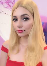 Aujourd'hui c'est l'anniversaire de ma meilleure amie/petite amie, veuillez  souhaiter un joyeux anniversaire à Jennifer, amis. Je suis si heureux et  fier d'elle. Je l'emmène dîner dans un restaurant chic. Elle adore