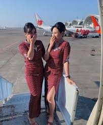 Cheongsam juga dinilai cocok untuk dipakai pramugari dari beragam usia. Lion Air Cabin Crew S Instagram Post Subscribe To The Lion Air Lifestyle Image By Vennyms Kabarpramugari Pramugaricantik Pramugariindonesia Pramugaribatikair Artofit