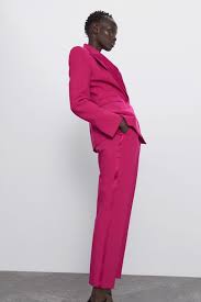 Zara Tailleur 2020, il completo pantalone fucsia è di gran moda