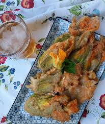 Preparare la pastella della tempura unendo in una ciotola la farina con l'acqua. Fiori Di Zucca Ripieni Fritti In Pastella Alla Birra Giornale Della Birra