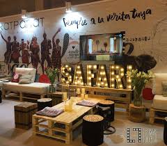 Those that enjoy collecting houseplants and those who don't. Letras Con Bombillas Stand Fitur Corporeos Letras Con Luces Decoracion Ferias Palabras Ilum Luces Decoracion Decoracion De Eventos Decoracion De Unas