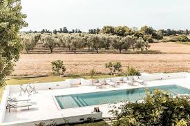 Vom Pool Der Masseria Prosperi Aus Habt Ihr Einen Wahnsinnsblick Auf Die Schone Landschaft Apuliens Ferienhaus Gardasee Hauser Mit Pool Salento