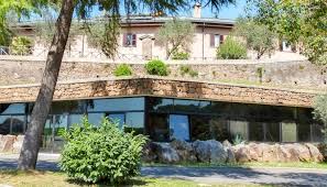 Le case albergo per anziani offrono uno spazio abitativo agli anziani non del tutto autosufficienti che non hanno più la possibilità di risiedere, per qualsiasi motivo, nella loro casa. Home