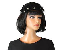 Vintage Pillbox Hut 50er Jahre Gold Glänzende Pelzmütze Fascinator Schwarz  Bestickt Netz