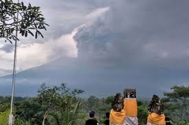 Berdasarkan kemungkinan rukyatul hilal global. Erupsi Gunung Agung Berubah Jadi Freatomagmatik Apa Artinya