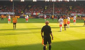 Memberi isyarat saat terjadi offside. Sistem Kerja Pergerakan Wasit Di Lapangan Pandit Football Indonesia