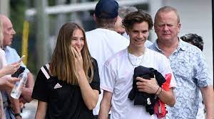 Wann und wo romeo james beckham wurde geboren? Suss Hier Kusst Romeo Beckham Seine Freundin Offentlich Promiflash De