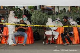 Mulai dari obat radang tenggorokan resep dokter hingga obat yang dapat dibeli secara bebas tanpa resep. Kasus Melonjak Ini Cara Bedakan Gejala Covid 19 Dengan Radang Tenggorokan Biasa