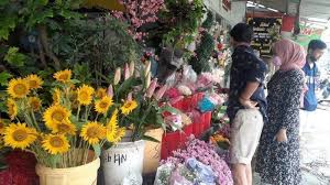 Jika keputihan terus menerus dibiarkan akan menimbulkan akar bunga matahari dapat dijadikan sebagai penangkal atau anti terserang penyakit malaria. Valentine Penjualan Bunga Di Tangsel Naik 40 Persen Setangkai Mawar Dijual Rp 25 Ribu Tribunnews Com Mobile