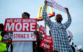 The total cash compensation, which includes base, and annual incentives, can vary anywhere from $19,873 to $25,048 with the average total cash compensation of $22,268. A Day S Strike Seeks To Raise Fast Food Pay The New York Times
