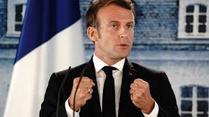 Emmanuel Macron Regle Ses Comptes Avec Des Gilets Jaunes Pendant Une Balade En 2020 Gilet Jaune Emmanuel Macron Macron