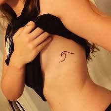 Getting flowery breast tattoos made is a perfect idea for women, especially if the main of the tattoo is aesthetic appeal. Cute Tattoo Ideas Under Breast
