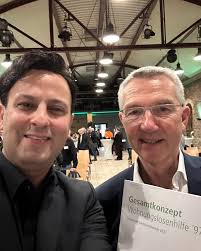 Die @stadt_karlsruhe hatte zum 4. Symposium Sozialökologische  Transformation" mit dem Themenschwerpunkt „Wohnen" eingeladen. Der  Einladung von Bürgermeister Dr. Martin Lenz (neben mir auf dem Bild) bin  ich gerne gefolgt. In einem vollen