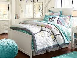Bettwäsche teenager mädchen / coole jugendzimmer ideen. Kuhlere Himmelblau Tone Und Getupfte Schwarze Rander Gesteppte Tagesdecke Zimmer Schlafzimmer Madchen Teenager Madchen Schlafzimmer