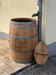 Schluss Mit Hasslichen Blauen Regentonnen Im Garten Das Geht Auch Anders Aus Einem Alten Eichenholzfass Fertigen Wir Diese Dek Regentonne Regenfass Weinfass