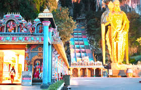 Sekelompok orang malaysia uang membawa pisau, kapak, dan tongkat baja menyerang kami dan meminta kami keluar dari kuil. Batu Caves Kuil Suci Dewa Murugan Di Negeri Jiran Malaysia