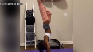 Gymnast to win four gold medals at a. Simone Biles Zieht Sich Trainingshose Im Handstand Aus Eurosport