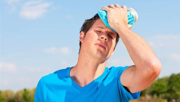 شرب السوائل والتوقف عن أي أنشطة.. كيفية علاج ضربات الشمس في البيت – الأسبوع
