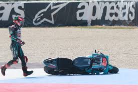 Unabhängig davon, ob fabio quartararo seinen reißverschluss mit absicht geöffnet hat oder nicht, glaube ich, dass es eine schwarze flagge hätte geben müssen. Motogp Fabio Quartararo Nach Misano Sturz War Zu Ungeduldig