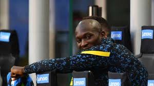 Festa di compleanno, stanotte, dopo la vittoria sulla roma a san siro, per il nella circostanza, oltre al citato lukaku, sono state identificate altre 23 persone, tra cui alcuni altri giocatori dell'inter e il. Coru Ahktswqfm