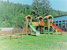 Oferta tarife cazare transfagarasan la pensiunea dracula cu restaurant si piscina, jacuzzi, sauna complexul turistic este situat în localitatea căpățâneni, o zonă liniștită de munte, la 1 km de cetatea în curtea vilei dracula se află locul de joacă pentru copii (balansoare, leagăne, tobogane, căsuțe). Pensiunea Maria Predeal Contact Direct