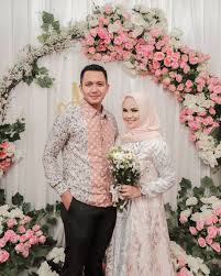 Kategori cardigan couple (3) couple hoddie (1) couple set (2) dress couple (28) family couple (1) jaket couple (8) jumper couple (7) kaos couple lengan panjang judul baju : 10 Ide Busana Lamaran Kompak Sama Pasangan Tanpa Harus 100 Persis Kembaran Tetap Kece Kan