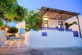 Carino e funzionale, il complesso di studio è situato in posizione tranquilla ed allo stesso tempo comoda per poter raggiungere sia la spiaggia di naoussa. Paros Rita Studios Appartamenti Piso Livadi