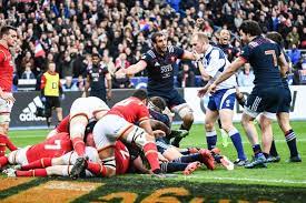 Laquelle, au passage, a égayé une semaine tourmentée pour le rugby français après les remous du projet de fusion entre le racing 92 et le stade français. 6 Nations Souviens Toi De France Galles 2017 Le Plus Long Match De L Histoire Du Rugby Actu Rugby