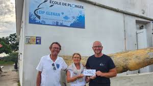 À Fouesnant, un don pour rappeler les liens entre les résidents des Glénan  et le centre de plongée