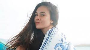 Hasil gambar untuk wulan guritno seksi bikini