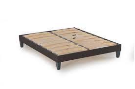 En pin massif, vernis de couleur naturelle. Ensemble Matelas Memoire De Forme Et Sommier 140x200 Maisons Du Monde