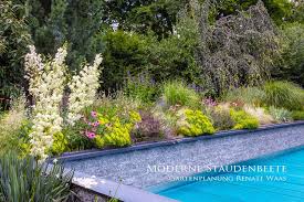 Gartengestaltung Modern Mit Pflegelichten Staudenbeeten Ohne Bewasserung Ein Naturlicher Garten Der Auch Fur Vogel Und Ins Garten Design Gartenplanung Garten