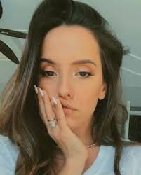 Evaluna mercedes reglero rodríguez (caracas, 7 de agosto de 1997), conocida como evaluna montaner, es una actriz y cantante venezolana, hija del cantante ricardo montaner, hermana menor de mauricio y ricardo montaner, conocidos como mau y ricky, y esposa del cantante camilo. Evaluna Montaner