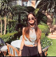 With 2021 just around the corner, we asked twitter to describe their mood for the new year using a film gif. Pin De Valentina En Fotografia En 2021 Moda Maluma Y Su Novia Atuendo