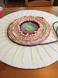 Runden teppich häkeln mit den händen. Diy Muster Nach Belieben Gestalten Diy Teppich Flickenteppich Weben