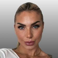 SORRY, aber ein 8h-Arbeitstag ist nicht mehr uptodate. 🥱 Was viele denken,  wie ein Arbeitstag aussehen sollte: ➡️ 4 h arbeiten ➡️ 30 min Pause ➡️ 4 h  arbeiten Mein Arbeitstag sieht momentan every…