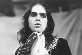 Peter Gabriel era o melhor cantor do Genesis na minha opinião. Um homem  muito sexy com muito mais personalidade que Phil Collins. Ele também, na  maior parte do tempo, se manteve sóbrio,