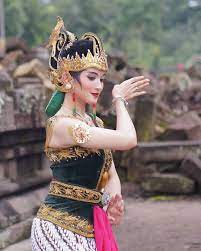 Gambar sketsa wayang gunungan merupakan salah satu aksen wayang yang cukup mudah di bentuk, sebab bentuknya tak jauh beda seperti gambar gundukan gunung. Wayang Orang Gambar Tarian Pengantin Wanita Lukisan Wanita